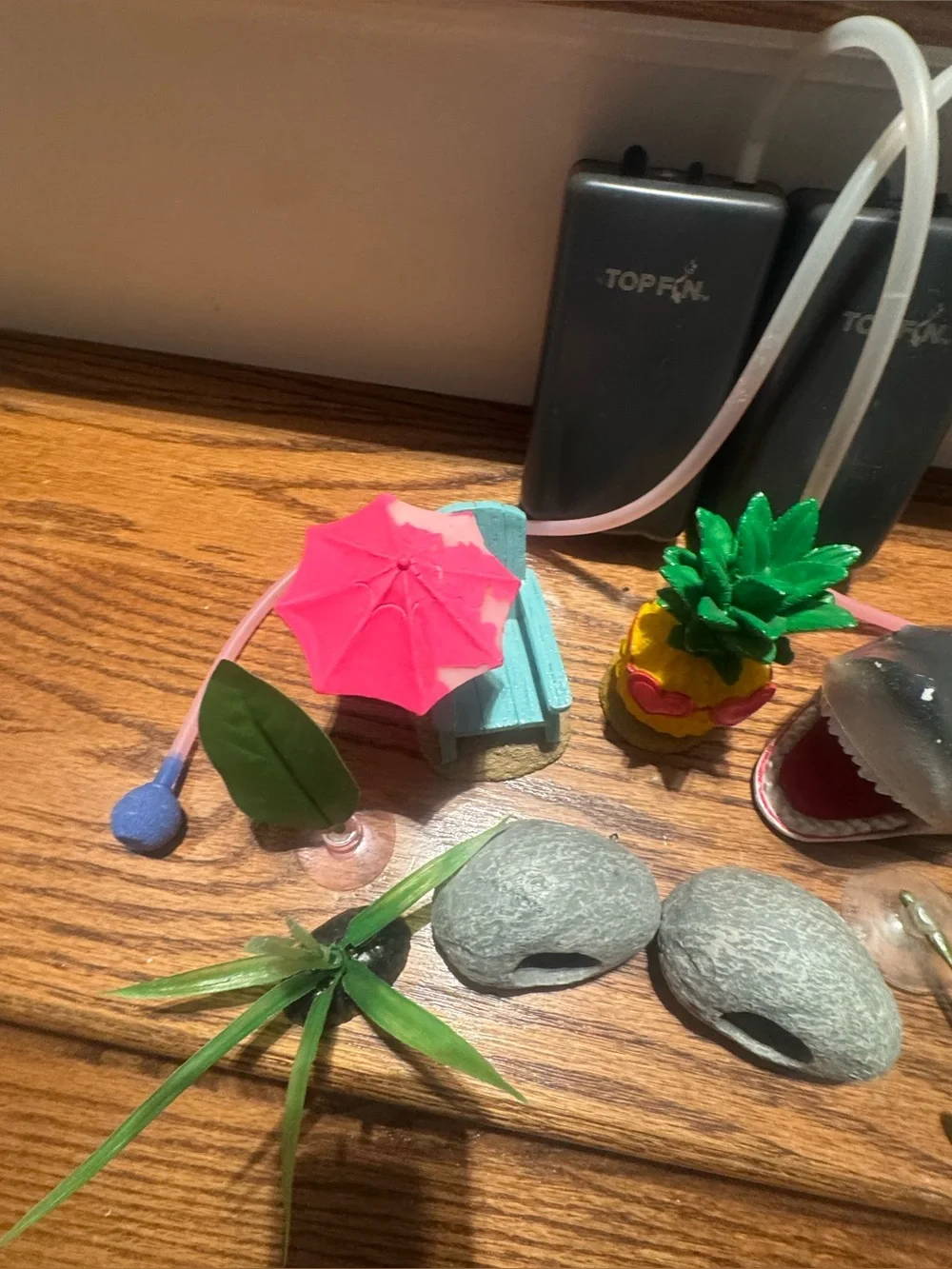 Beach & Halloween figurines, greenery, hideaways & battery operated air pumps